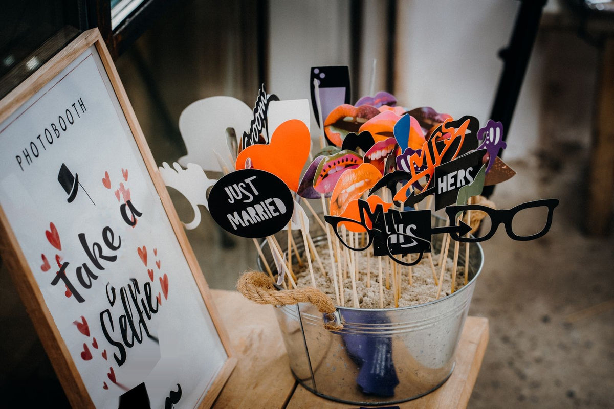 Coin photobooth d'un mariage avec accessoires